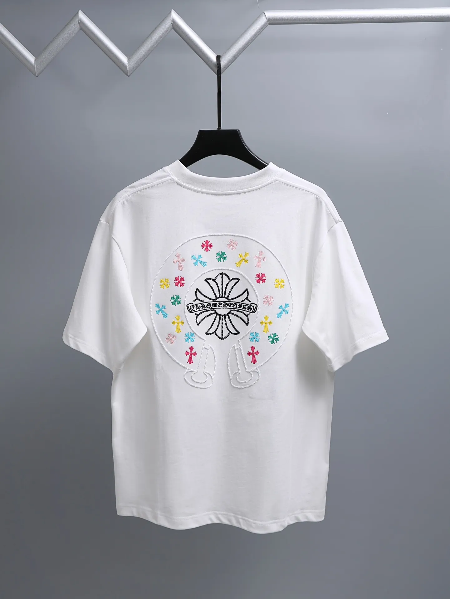 P170 Chrome Hearts* 2꯭0꯭2꯭6 new spring and summer style ❤️ Original ⌚️ high version Chrome Hearts The fabric is made of 280 grams of high-density pure cotton. It does not deform or shrink. Process introduction: double thread movement on the chest. The back panel uses overlapping embroidery🪡 process➕the back panel towel rope embroidery process. Color: White SIZE: S-XXL